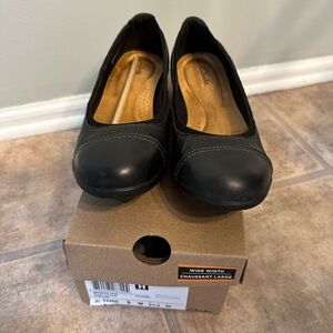 New Women’s  Clark’s meadow opal ballet flat size 9 wide